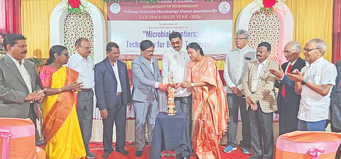 ಗುಲ್ಬರ್ಗ ವಿವಿ ಸೂಕ್ಷ್ಮಜೀವಶಾಸ್ತ್ರ ವಿಭಾಗದ ಸಭಾಂಗಣದಲ್ಲಿ ಗುರುವಾರ ಆಯೋಜಿಸಿದ್ದ ಸುವರ್ಣ ಮಹೋತ್ಸವ ಮತ್ತು ರಾಷ್ಟ್ರೀಯ ಸಮ್ಮೇಳನವನ್ನು ಆಂಧ್ರಪ್ರದೇಶ ಶಾಸಕ ಗದ್ದೆ ರಾಮಮೋಹನ್​ ಉದ್ಘಾಟಿಸಿದರು. ಅನುರಾಧ ಗದ್ದೆ, ಕುಲಪತಿ ಪ್ರೊ.ಶಶಿಕಾಂತ ಉಡಿಕೇರಿ, ಪ್ರೊ.ದಯಾನಂದ ಅಗಸರ್​, ಪ್ರೊ.ರಮೇಶ ಲಂಡನಕರ್​, ಪ್ರೊ.ಕೆ.ಲಿಂಗಪ್ಪ, ಪ್ರೊ.ಎಂ.ಬಿ.ಸುಲೋಚನಾ ಇತರರಿದ್ದರು.