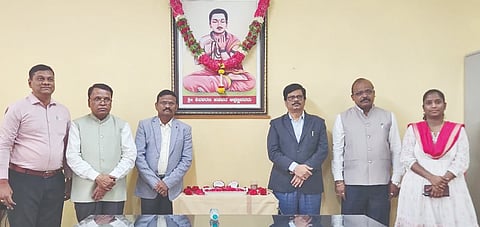 ಗುಲ್ಬರ್ಗ ವಿವಿ ಹಡಪದ ಅಪ್ಪಣ್ಣ ಅಧ್ಯಯನ ಪೀಠದ ಬುಧವಾರ ನಡೆದ ಜಯಂತಿ ಕಾರ್ಯಕ್ರಮದಲ್ಲಿ ಕುಲಪತಿ ಪ್ರೊ.ಶಶಿಕಾಂತ ಉಡಿಕೇರಿ, ಪ್ರೊ.ರಮೇಶ ಲಂಡನಕರ್​, ಡಾ.ಎನ್​.ಜಿ.ಕಣ್ಣೂರು, ಜಯಾಂಬಿಕ, ಡಾ.ಸುರೇಶ ಜಂಗೆ ಇದ್ದರು.