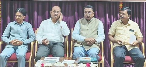 ಗುಲ್ಬರ್ಗ ವಿವಿ ಕನ್ನಡ ಅಧ್ಯಯನ ಸಂಸ್ಥೆಯಲ್ಲಿ ಶುಕ್ರವಾರ ಆಯೋಜಿಸಿದ್ದ ಉಪನ್ಯಾಸ ಕಾರ್ಯಕ್ರಮದಲ್ಲಿ ಪ್ರೊ.ಎಚ್​.ಟಿ.ಪೋತೆ, ಡಾ.ಜೆ.ಎಸ್​.ಪಾಟೀಲ್​, ಡಾ.ಸೂರ್ಯಕಾಂತ ಸುಜ್ಯಾತ್​, ಡಾ.ಶಿವರಂಜನ ಸತ್ಯಂಪೇಟೆ ಇದ್ದರು.