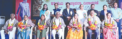 ಗುಲ್ಬರ್ಗ ವಿವಿ ಡಾ.ಅಂಬೇಡ್ಕರ್​ ಭವನದಲ್ಲಿ ಗುರುವಾರ ನಡೆದ ವಿವಿ ಸಂಸ್ಥಾಪನಾ ದಿನ ಕಾರ್ಯಕ್ರಮದಲ್ಲಿ ವಿಶಿಷ್ಟ ಸೇವೆ ಸಲ್ಲಿಸಿದ ಹಾಗೂ ನಿವೃತ್ತ ನೌಕರರನ್ನು ಸತ್ಕರಿಸಲಾಯಿತು. ಸಂಸದ ರಾಧಾಕೃಷ್ಣ ದೊಡ್ಡಮನಿ, ಪ್ರೊ.ಶಶಿಕಾಂತ ಉಡಿಕೇರಿ, ಪ್ರೊ.ರಮೇಶ ಲಂಡನಕರ್​, ಜಯಾಂಬಿಕಾ, ಪ್ರೊ.ಅಶ್ವಿನಿ, ಪ್ರೊ.ಹೂವಿನಭಾವಿ ಬಾಬಣ್ಣ, ಉದಯಕುಮಾರ್​ ಇತರರಿದ್ದರು.