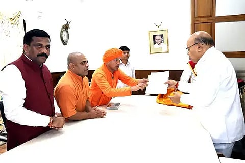 ಬೆಂಗಳೂರಿನ ರಾಜ್ಯಪಾಲರ ಕಚೇರಿಗೆ ಭೇಟಿ ನೀಡಿದ ಸ್ವಾಮೀಜಿಗಳು ಥಾವರ್‌ಚಂದ್ ಗೆಹ್ಲೋಟ್ ಅವರಿಗೆ ಆಹ್ವಾನ ನೀಡಿದರು. ಪೂಜ್ಯ ಹರ್ಷಾನಂದ ಸ್ವಾಮೀಜಿ, ಬಾಲ್ಕಿ ಹಿರೇಮಠದ ಗುರುಬಸವ ಪಟ್ಟದೇವರು ಹಾಗೂ ಮಕ್ಕಳ ಹಕ್ಕುಗಳ ಆಯೋಗದ ಅಧ್ಯಕ್ಷ ಶಶಿಧರ ಕೋಸಂಬೆ ಇದ್ದಾರೆ.