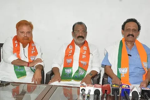 ವಿಜಯಪುರ ನಗರದ ಬಿಜೆಪಿ ಕಾರ್ಯಾಲಯದಲ್ಲಿ ಜಿಲ್ಲಾಧ್ಯಕ್ಷ ಗುರುಲಿಂಗಪ್ಪ ಅಂಗಡಿ ಸುದ್ದಿಗೋಷ್ಠಿ ನಡೆಸಿದರು. ಮುಖಂಡರಾದ ಸುರೇಶ ಬಿರಾದಾರ, ಚಿದಾನಂದ ಚಲವಾದಿ ಇದ್ದಾರೆ.
