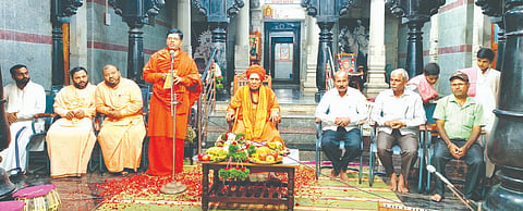 ಮುಂಡರಗಿ ಪಟ್ಟಣದ ಜಗದ್ಗುರು ಅನ್ನದಾನೀಶ್ವರ ಸಂಸ್ಥಾನಮಠದಲ್ಲಿ ಬುಧವಾರ ಆಯೋಜಿಸಿದ್ದ ಗುರುಪೂರ್ಣಿಮೆ ಹಾಗೂ ಮಾಸಿಕ ಶಿವಾನುಭವದಲ್ಲಿ ಡಾ.ಮಲ್ಲಿಕಾರ್ಜುನ ಸ್ವಾಮೀಜಿ ಆಶೀರ್ವಚನ ನೀಡಿದರು. ಡಾ.ಅನ್ನದಾನೀಶ್ವರ ಶಿವಯೋಗಿಗಳವರು, ಶ್ರೀ ಚನ್ನಬಸವ ದೇವರು, ಶ್ರೀಚೇತನ ದೇವರು ಇತರರಿದ್ದರು.