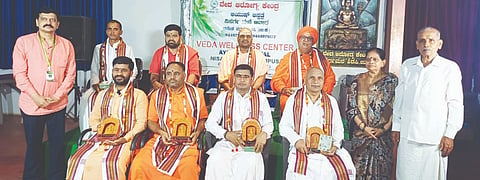 ಶಿರಸಿ ತಾಲೂಕಿನ ನಿಸರ್ಗಮನೆಯಲ್ಲಿ ಸತ್ಸಂಗ ನಡೆಯಿತು. ಡಾ. ಶ್ರೀಮಹಾಂತಲಿಂಗ ಶಿವಾಚಾರ್ಯ ಸ್ವಾಮೀಜಿ, ಹುಕ್ಕೇರಿ ಡಾ. ಚಂದ್ರಶೇಖರ ಶಿವಾಚಾರ್ಯ ಸ್ವಾಮೀಜಿ, ಶಾಂತಮಲ್ಲ ಮಲ್ಲಿಕಾರ್ಜುನ ಸ್ವಾಮೀಜಿ, ರೇವಣಸಿದ್ಧ ಶಿವಾಚಾರ್ಯ ಸ್ವಾಮೀಜಿ, ಡಾ. ವೆಂಕಟರಮಣ ಹೆಗಡೆ ಇತರರಿದ್ದರು.
