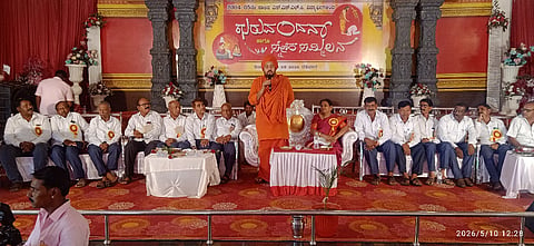 ಶಿರಹಟ್ಟಿ ಉತ್ಸವ ಗಾರ್ಡನ್‌ನಲ್ಲಿ ಭಾನುವಾರ ಆಯೋಜಿಸಿದ್ದ ಗುರುವಂದನಾ ಕಾರ್ಯಕ್ರಮದಲ್ಲಿ ಮಣಕವಾಡದ ಶ್ರೀ ಅಭಿನವ ಮೃತ್ಯುಂಜಯ ಮಹಾಸ್ವಾಮೀಜಿ ಮಾತನಾಡಿದರು. ಎಂ.ಕೆ. ಲಮಾಣಿ, ಉಮೇಶ ದೊಡ್ಡಮನಿ, ಚಂದ್ರ ಸ್ವಾಮಿ, ಗೂಳಪ್ಪ ಕರಿಗಾರ, ಮಂಜುನಾಥ ರಿತ್ತಿ, ಶ್ರೀನಿವಾಸ ಕಪಟಕರ, ಫಕೀರೇಶ ನಿಟ್ಟಳೆ, ಸಂತೋಷ ಕೋಳಿ ಇತರರಿದ್ದರು.