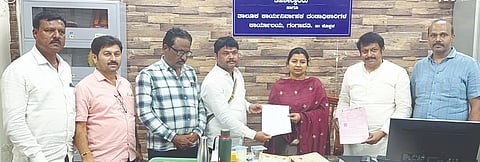 ಅಂಜನಾದ್ರಿ ಶ್ರೀ ಆಂಜನೇಯ ದೇವಾಲಯಕ್ಕೆ ನೀಡಿರುವ ಸ್ವರ್ಣಾಭರಣಗಳಿಗೆ ಸಂಬಂಧಿಸಿದ ದಾಖಲೆ ಮತ್ತು ದೃಢೀಕರಣ ಪತ್ರಗಳನ್ನು ಗಂಗಾವತಿ ತಹಸೀಲ್ದಾರ್ ಯು.ವಸಂತಕುಮಾರಿಗೆ ತಯಾರಕ ಗುಂಡಾಚಾರಿ ಸ್ಥಪತಿ ನೇತೃತ್ವದ ಮೌಲ್ಯಮಾಪನ ತಂಡ ಬುಧವಾರ ಹಸ್ತಾಂತರಿಸಿತು. ಗ್ರೇಡ್-2 ತಹಸೀಲ್ದಾರ್ ಮಹಾಂತಗೌಡಗೌಡರ್, ಶಿರಸ್ತೇದಾರ್ ಪ್ರಕಾಶ ನಾಯ್ಕ, ಸರ್ಕಾರಿ ಪದವಿ ಕಾಲೇಜು ಅಭಿವೃದ್ಧಿ ಸಮಿತಿ ಉಪಾಧ್ಯಕ್ಷ ವೀರೇಶ ಬಲ್ಕುಂದಿ ಇತರರಿದ್ದರು.