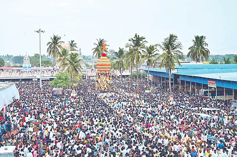 ಹುಲಿಗೆಮ್ಮ ದೇವಿ ಮಹಾ ರಥೋತ್ಸವವು ಸೋಮವಾರ ಸಂಜೆ ಲಕ್ಷಾಂತರ ಭಕ್ತರ ಸಮ್ಮುಖದಲ್ಲಿ ಅದ್ದೂರಿಯಾಗಿ ಜರುಗಿತು.