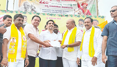 ಅಮರಾವತಿ ಎಕ್ಸ್‌ಪ್ರೆಸ್ ರೈಲನ್ನು ಕಾಕಿನಾಡದವರೆಗೆ ವಿಸ್ತರಿಸುವಂತೆ ಆಂಧ್ರಪ್ರದೇಶದ ಸಚಿವ ನಾರಾ ಲೋಕೇಶ್ ಅವರಿಗೆ ಬಳ್ಳಾರಿ ಜಿಲ್ಲಾ ವಾಣಿಜ್ಯ ಮತ್ತು ಕೈಗಾರಿಕಾ ಸಂಸ್ಥೆಯ ಪದಾಧಿಕಾರಿಗಳು ಕುಡಿತಿನಿಯಲ್ಲಿ ಮನವಿ ಸಲ್ಲಿಸಿದರು.