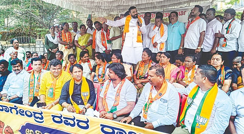 ಹೊಸಪೇಟೆ ತಹಸಿಲ್ ಕಚೇರಿ ಎದುರು ನಡೆದಿರುವ ಅನಿರ್ದಿಷ್ಟಾವಧಿ ಧರಣಿಯಲ್ಲಿ ಮಾಜಿ ಸಚಿವ ಬಿ.ಶ್ರೀರಾಮುಲು ಗುರುವಾರ ಮಾತನಾಡಿದರು. ಬಿಜೆಪಿ ಜಿಲ್ಲಾಧ್ಯಕ್ಷ ಸಂಜೀವ್ ರೆಡ್ಡಿ, ಪ್ರಮುಖರಾದ ಸಂದೀಪ್ ಸಿಂಗ್, ಕೆ.ಎಸ್. ರಾಘವೇಂದ್ರ, ಶಂಕರ್ ಮೇಟಿ ಇತರರಿದ್ದರು.