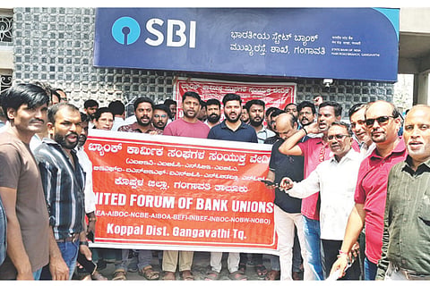 ಗಂಗಾವತಿಯ ಎಸ್‌ಬಿಐ ಶಾಖೆ ಮುಂದೆ ಬ್ಯಾಂಕ್ ಕಾರ್ಮಿಕ ಸಂಘಗಳ ಸಂಯುಕ್ತ ವೇದಿಕೆ ತಾಲೂಕು ಘಟಕದ ಸದಸ್ಯರು ಪ್ರತಿಭಟನೆ ನಡೆಸಿದರು. ಪ್ರತಿನಿಧಿಗಳಾದ ಸ್ವಾಮಿರಾವ್ ಹೇರೂರು, ಬಸನಗೌಡ, ಲಕ್ಷ್ಮಣರಾವ್ ಬೆಳ್ಳುಬ್ಬಿ ಇತರರಿದ್ದರು.