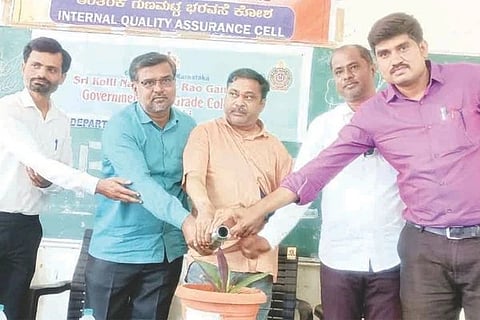 ಗಂಗಾವತಿಯ ಎಸ್‌ಕೆಎನ್‌ಜಿ ಸರ್ಕಾರಿ ಪದವಿ ಕಾಲೇಜಿನಲ್ಲಿ ಹಮ್ಮಿಕೊಂಡಿದ್ದ ಪ್ರಗತಿ-2026 ವಿಶೇಷ ಉಪನ್ಯಾಸ ಕಾರ್ಯಗಾರವನ್ನು ಶ್ರೀ ವಿದ್ಯಾನಿಕೇತನ ಪದವಿ ಕಾಲೇಜಿನ ಕಂಪ್ಯೂಟರ್ ವಿಭಾಗದ ಮುಖ್ಯಸ್ಥ ಆನಂದ ಕೆ.ಪುರೋಹಿತ್ ಉದ್ಘಾಟಿಸಿದರು. ಪ್ರಾಚಾರ್ಯ ಡಾ.ಶಿವರಾಜ ಗುರಿಕಾರ್, ಕಂಪ್ಯೂಟರ್ ಸೈನ್ಸ್ ವಿಭಾಗದ ಮುಖ್ಯಸ್ಥ ರವಿಕುಮಾರ ಇತರರಿದ್ದರು.