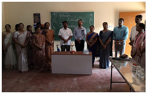 ಉಡುಪಿಯ ಬಾಲಕಿಯರ ಸರ್ಕಾರಿ ಪದವಿ ಪೂರ್ವ ಕಾಲೇಜಿನ ಪ್ರೌಢಶಾಲಾ ವಿಭಾಗದಲ್ಲಿ ವಿಜ್ಞಾನ ಪ್ರಯೋಗ ಉಪಕರಣಗಳನ್ನು ಎಂ.ಎ. ಗಫೂರ್​ ಉದ್ಘಾಟಿಸಿದರು. ಪೂರ್ಣಿಮಾ, ರೂಪಶ್ರೀ ರತ್ನಾಕರ್​, ಜಗದೀಶ್​ ಕುಮಾರ್​, ಡಾ.ಯಲ್ಲಮ್ಮ, ಯೋಗಾನರಸಿಂಹ ಸ್ವಾಮಿ, ಇಂದಿರಾ ಬಿ. ಇದ್ದರು.