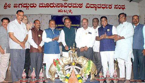 ganesha mahamandala ಹುಬ್ಬಳ್ಳಿಯಲ್ಲಿ ಶುಕ್ರವಾರ ಏರ್ಪಡಿಸಿದ್ದ ಪ್ರತಿಭಾ ಪುರಸ್ಕಾರ ಹಾಗೂ ಪ್ರಶಸ್ತಿ ಪ್ರದಾನ ಸಮಾರಂಭವನ್ನು ಶಾಸಕ ಪ್ರಸಾದ ಅಬ್ಬಯ್ಯ ಉದ್ಘಾಟಿಸಿದರು.