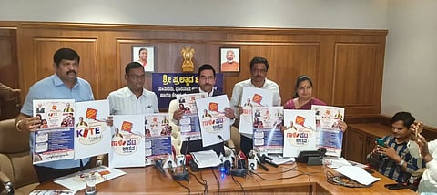 ಹುಬ್ಬಳ್ಳಿಯಲ್ಲಿ ಆಯೋಜಿಸಿರುವ ಅಂತಾರಾಷ್ಟ್ರೀಯ ಗಾಳಿಪಟ (Kite) ಉತ್ಸವದ ಫೋಟೊ ಬಿಡುಗಡೆಗೊಳಿಸಿದ ಕೇಂದ್ರ ಸಚಿವ ಪ್ರಲ್ಹಾದ ಜೋಶಿ. ಮೇಯರ್ ಜ್ಯೋತಿ ಪಾಟೀಲ, ಉಪ ಮೇಯರ್ ಸಂತೋಷ ಚವ್ಹಾಣ, ಬಿಜೆಪಿ ಜಿಲ್ಲಾಧ್ಯಕ್ಷರಾದ ತಿಪ್ಪಣ್ಣ ಮಜ್ಜಗಿ ನಿಂಗಪ್ಪ ಸುತಗಟ್ಟಿ ಇದ್ದರು.