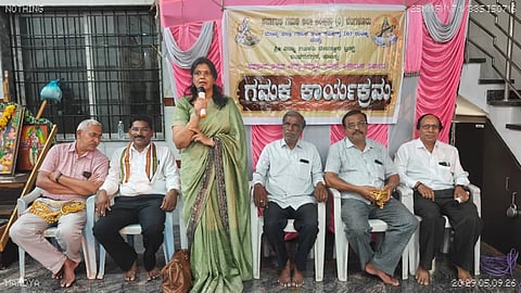 ಮಂಡ್ಯದಲ್ಲಿ ಆಯೋಜಿಸಿದ್ದ ಗಮಕ ಕಾರ್ಯಕ್ರಮದಲ್ಲಿ ಮನ್‌ಮುಲ್ ಮಾಜಿ ನಿರ್ದೇಶಕಿ ವಿ.ಸುಜಾತಾ ಕೃಷ್ಣ ಮಾತನಾಡಿದರು.  