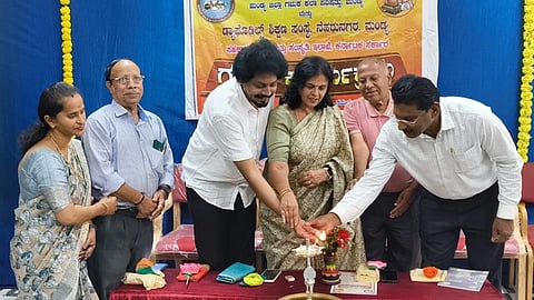 ಮಂಡ್ಯದಲ್ಲಿ ಆಯೋಜಿಸಿದ್ದ ಗಮಕ ವ್ಯಾಖ್ಯಾನ ಕಾರ್ಯಕ್ರಮವನ್ನು ಡ್ಯಾಫೋಡಿಲ್ಸ್ ಶಿಕ್ಷಣ ಸಂಸ್ಥೆಯ ಕಾರ್ಯದರ್ಶಿ ವಿ.ಸುಜಾತಾಕೃಷ್ಣ ಉದ್ಘಾಟಿಸಿದರು.