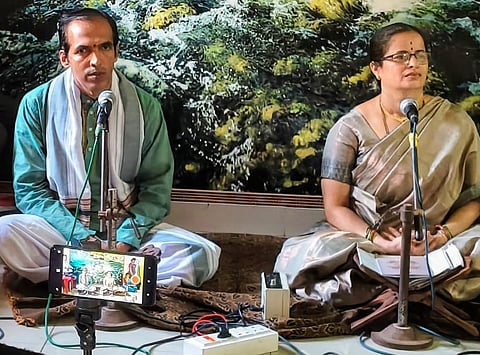 ಉಡುಪಿಯ ಸರಸ್ವತಿ ತ್ರಿವಿಕ್ರಮ ಭಟ್​ ಮನೆಯಲ್ಲಿ ಡಾ. ರಾಘವೇಂದ್ರ ರಾವ್​ ಮತ್ತು ಮಂಜುಳಾ ಎಸ್​. ಭಟ್​ ಮಂಚಿ ಅವರು ಗಮಕ ವಾಚನ ನಡೆಸಿದರು.