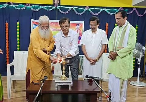 ಉಡುಪಿ ಆಯೋಜಿಸಿದ್ದ 'ಆಷಾಢ ಸಂಧ್ಯಾ' ಗಮಕ ವಾಚನ ವ್ಯಾಖ್ಯಾನ ಕಾರ್ಯಕ್ರಮವನ್ನು ಮಂಜುನಾಥ್​ ಭಟ್​ ಉದ್ಘಾಟಿಸಿದರು. ಡಾ. ಸುದರ್ಶನ ಪರ್ಲತ್ತಾಯ, ಸತೀಶ್​ ಕುಮಾರ್​ ಕೆಮ್ಮಣ್ಣು, ಡಾ. ರಾಘವೇಂದ್ರ ರಾವ್​ ಇದ್ದರು.