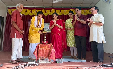 ಉಡುಪಿಯಲ್ಲಿ ಆಯೋಜಿಸಿದ್ದ 'ಗಮಕ ವಾಚನ ವ್ಯಾಖ್ಯಾನ' ಕಾರ್ಯಕ್ರಮವನ್ನು ಡಾ.ರಾಘವೇಂದ್ರ ರಾವ್​ ಉದ್ಘಾಟಿಸಿದರು. ಪಲ್ಲವಿ ಕೆದ್ಲಾಯ, ನಿರಂಜನ್​ ಭಟ್​, ವೆಂಕಟಕೃಷ್ಣ ಭಟ್​, ಆದ್ಯತಾ ಭಟ್​, ಸುಬ್ರಹ್ಮಣ್ಯ ಜೋಶಿ ಇದ್ದರು.