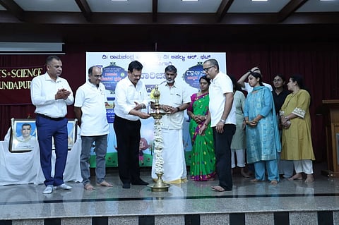 ಕುಂದಾಪುರದ ಭಂಡಾರ್ಕಾರ್ಸ್ ಕಾಲೇಜಿನ ಆರ್.ಎನ್. ಶೆಟ್ಟಿ ಸಭಾಂಗಣದಲ್ಲಿ ಭಾನುವಾರ ನಡೆದ ಗಾಳಿಪಟ ರಚನೆ ಸ್ಪರ್ಧೆಯನ್ನು ಪ್ರಾಂಶುಪಾಲ ಡಾ. ಶುಭಕರ ಆಚಾರಿ ಉದ್ಘಾಟಿಸಿದರು. ಡಾ.ಕೆ.ಪ್ರೇವಾನಂದ, ನಾರಾಯಣ ಹೊಳ್ಳ, ವಾಣಿ ಎನ್.ಹೊಳ್ಳ ಮತ್ತಿತರರಿದ್ದರು.