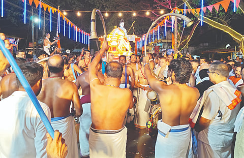  ಪುಷ್ಪಾಲಂಕೃತ ವಾಹನದಲ್ಲಿ ಸಂಚರಿಸಿದ ಶ್ರೀಮದ್ ಸಂಯಮೀಂದ್ರ ತೀರ್ಥ ಸ್ವಾಮೀಜಿ