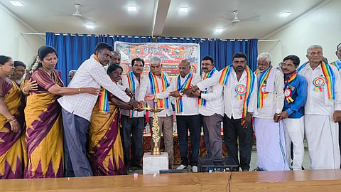 ಮಂಡ್ಯ ನಗರದ ಗಾಂಧಿಭವನದಲ್ಲಿ ಆಯೋಜಿಸಿದ್ದ ಸಮಾರಂಭವನ್ನು ಮಾಜಿ ಸಚಿವ ಸಿ.ಎಸ್.ಪುಟ್ಟರಾಜು ಉದ್ಘಾಟಿಸಿದರು. 