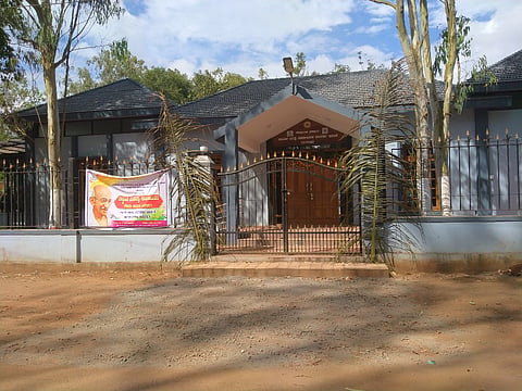 ಧಾರವಾಡ ಹೊಸ ಬಸ್ ನಿಲ್ದಾಣ ಬಳಿ ನಿರ್ಮಿಸಿರುವ ನೂತನ ಗಾಂಧಿ ಭವನ.
