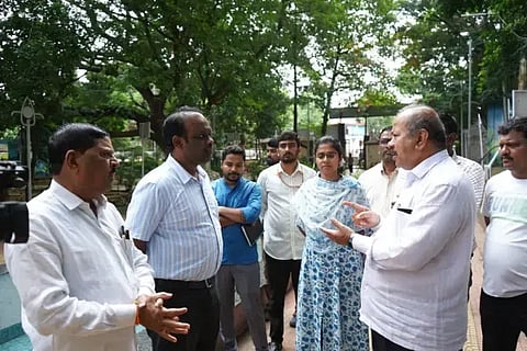 ಶಿವಮೊಗ್ಗದ ಗಾಂಧಿ ಪಾರ್ಕ್‌ನಲ್ಲಿ ಮೂಲ ಸೌಕರ್ಯ ಕಲ್ಪಿಸಲು ಶಾಸಕ ಎಸ್.ಎನ್.ಚನ್ನಬಸಪ್ಪ ಮಹಾನಗರ ಪಾಲಿಕೆ ಅಧಿಕಾರಿಗಳೊಂದಿಗೆ ಸಮಾಲೋಚನೆ ನಡೆಸಿದರು. ಎಸ್.ಜ್ಞಾನೇಶ್ವರ್, ಪ್ರಭಾಕರ್ ಇದ್ದರು.