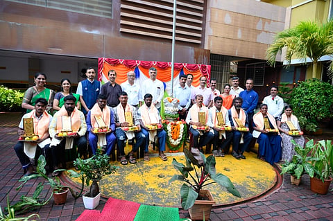 ಉಡುಪಿ ಗಾಂಧಿ ಆಸ್ಪತ್ರೆಯಲ್ಲಿ ಪೌರ ಕಾರ್ಮಿಕರನ್ನು ಸನ್ಮಾನಿಸಲಾಯಿತು. ಡಾ. ಆರ್​.ಎನ್​. ಭಟ್​,  ಎಂ.ಹರಿಶ್ಚಂದ್ರ, ಡಾ. ವ್ಯಾಸರಾಜ ತಂತ್ರಿ, ಡಾ. ಸುರೇಶ್​ ಹೆಗ್ಡೆ, ಡಾ. ಮಧುಸೂದನ್​ ನಾಯಕ್​, ಡಾ. ಕಿರಣಕುಮಾರ್​ ಎನ್​., ಡಾ. ವೈ.ಸುರ್ದಶನ್​ ರಾವ್​, ಡಾ. ಸತ್ಯಪಾಲ್​ ನಂಬಿಯಾರ್​, ಡಾ. ಸೂರಜ್​ ಹೆಗ್ಡೆ, ಡಾ. ಟಿ.ಶ್ರೀಧರ್​ ಬಾಯರಿ, ಡಾ. ರೋಶನ್​, ಡಾ. ವಿದ್ಯಾ ವಿ. ತಂತ್ರಿ, ಡಾ. ಪಂಚಮಿ ಇತರರಿದ್ದರು.
