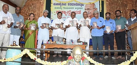 ತುಮಕೂರಿನಲ್ಲಿ ಗಾಂಧಿವಾದಿ ಎಂ.ಬಸವಯ್ಯ ವಿರಚಿತ "ನನ್ನ ಸತ್ಯಾನ್ವೇಷಣೆ' ಹಾಗೂ ಎಚ್​.ಎಸ್​.ಸುರೇಶ್​ ಅವರ "ಫಾತಕ ಲೋಕದಿಂದ ಗಾಂಧಿಯಾನದೆಡೆಗೆ' ಕೃತಿಗಳನ್ನು ನಾಡೋಜ ವೂಡೇ ಪಿ.ಕೃಷ್ಣ  ಬಿಡುಗಡೆಗೊಳಿಸಿದರು. ಎಂ.ಬಸವಯ್ಯ, ಪ್ರೊ.ಜಿ.ಬಿ.ಶಿವರಾಜು, ಮುರಳೀಧರಹಾಲಪ್ಪ, ಸಿ.ಯತಿರಾಜು, ಭಾಗ್ಯಮ್ಮ ಮತ್ತಿತರರು ಇದ್ದರು. 
