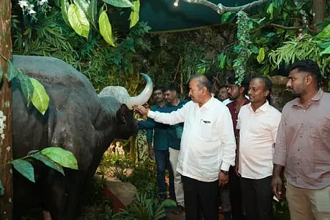 ಶಿವಮೊಗ್ಗ ಗಾಂಧಿ ಪಾರ್ಕ್‌ನಲ್ಲಿ ನಿರ್ಮಾಣಗೊಂಡಿರುವ ಕಾಡುಕೋಣದ ಕಲಾಕೃತಿಯನ್ನು ಶಾಸಕ   ಎಸ್.ಎನ್.ಚನ್ನಬಸಪ್ಪ ವೀಕ್ಷಿಸಿದರು. ಉಪ ಆಯುಕ್ತ ತುಷಾರ್ ಹೊಸೂರು ಇತರರಿದ್ದರು.