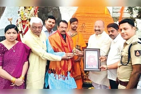 ಗಂಗಾವತಿ ತಾಲೂಕಿನ ಹನುಮನಹಳ್ಳಿಯ ಐತಿಹಾಸಿಕ ಪ್ರಸಿದ್ಧ ಅಂಜನಾದ್ರಿ ಬೆಟ್ಟಕ್ಕೆ ಭೇಟಿ ನೀಡಿದ ಕೇಂದ್ರದ ರಸ್ತೆ ಸಾರಿಗೆ, ಹೆದ್ದಾರಿ ಮತ್ತು ಕಾರ್ಪೋರೇಟ್ ವ್ಯವಹಾರಗಳ ರಾಜ್ಯ ಸಚಿವ ಹರ್ಷಾ ಮಲ್ಹೋತ್ರಾ ಅವರನ್ನು ಸ್ಥಳೀಯ ಮುಖಂಡರು ಸನ್ಮಾನಿಸಿದರು. ಡಿವೈಎಸ್ಪಿ ಜೆ.ಎಸ್.ನ್ಯಾಮಗೌಡರ್, ಪ್ರಮುಖರಾದ ಸಂತೋಷ ಕೆಲೋಜಿ, ಎಚ್.ಎಂ.ಸಿದ್ರಾಮಯ್ಯಸ್ವಾಮಿ ಇತರರಿದ್ದರು.