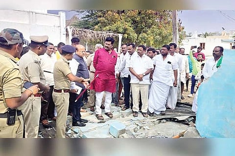 ಹೆಬ್ಬಾಳಕ್ಕೆ ಅಧಿಕಾರಿಗಳೊಂದಿಗೆ ಭೇಟಿ ಮಾಡಿದ ಸಚಿವ ಶಿವರಾಜ ತಂಗಡಗಿ, ಸಿಲಿಂಡರ್ ಸ್ಫೋಟದಿಂದ ಜಖಂಗೊಂಡ ಮನೆಗಳನ್ನು ಭಾನುವಾರ ವೀಕ್ಷಿಸಿದರು. ಡಿಸಿ ಡಾ. ಸುರೇಶ ಇಟ್ನಾಳ, ಎಸ್ಪಿ ಡಾ. ರಾಮ್ ಎಲ್. ಅರಸಿದ್ಧಿ, ಡಿವೈಎಸ್ಪಿ ಜೆ.ಎಸ್. ನ್ಯಾಮಗೌಡರ್ ಇತರರು ಇದ್ದರು.