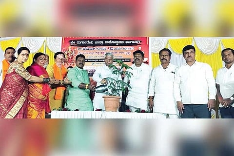 ಗಂಗಾವತಿ ಗಣೇಶ ವೃತ್ತದಲ್ಲಿ ಹಮ್ಮಿಕೊಂಡಿದ್ದ ಸಾಂಸ್ಕೃತಿಕ ಕಾರ್ಯಕ್ರಮವನ್ನು ಮಾಜಿ ಸಚಿವ ಎಂ. ಮಲ್ಲಿಕಾರ್ಜುನ ನಾಗಪ್ಪ ಗುರುವಾರ ಉದ್ಘಾಟಿಸಿದರು. ದೇವಾಲಯ ಸಮಿತಿ ಅಧ್ಯಕ್ಷ ಜೋಗದ ನಾರಾಯಣಪ್ಪ ನಾಯಕ, ವಿವಿಧ ಸಮಾಜದ ಮುಖಂಡರಾದ ಅಮರಜ್ಯೋತಿ ನರಸಪ್ಪ, ಜೋಗದ ಹನುಮಂತಪ್ಪ ನಾಯಕ ಇತರರಿದ್ದರು.