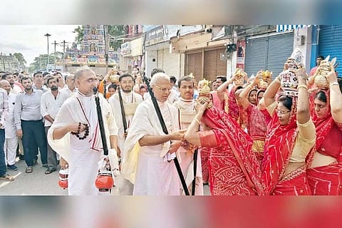 ಗಂಗಾವತಿಗೆ ಆಗಮಿಸಿದ ವಿವಿಧ ಭಾಗದ ಜೈನ್ ಮುನಿಗಳನ್ನು ನಗರದ ಜೈನ್ ಸಮಾಜದವರು ಅದ್ದೂರಿಯಾಗಿ ಸ್ವಾಗತಿಸಿದರು. ಜೈನ್ ಮುನಿ ಆಚಾರ್ಯ ವಿಮಲ ಸಾಗರ ಸುರೀಶ್ವರ ಮಹಾರಾಜ್ ನೇತೃತ್ವದ ಮುನಿವರ್ಯರನ್ನು  ಕುಂಭದೊಂದಿಗೆ ಸ್ವಾಗತಿಸಲಾಯಿತು. ಜೈನ್ ಸಮಾಜದ ಪ್ರಮುಖರಾದ ಬಾಬುಬಾಲ್ ಬಾಂಠಿ, ಆನಂದ ಛೋಪ್ರಾ, ಮಹಾವೀರ ಜೈನ್ ಇತರರಿದ್ದರು.