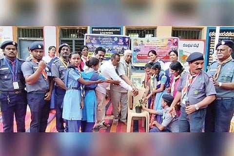 ಗಂಗಾವತಿ ಕೇಂದ್ರ ಹಿರಿಯ ಪ್ರಾಥಮಿಕ (ಸಿಪಿಎಸ್)ಶಾಲೆಯಲ್ಲಿ ಭಾರತ ಸ್ಕೌಟ್ಸ್ ಮತ್ತು ಗೈಡ್ಸ್ ಸ್ಥಳೀಯ ಸಂಸ್ಥೆಯಿಂದ ಕಾರ್ಗಿಲ್ ವಿಜಯ ದಿವಸ್ ಕಾರ್ಯಕ್ರಮವನ್ನು ಸಂಸ್ಥೆ ಜಿಲ್ಲಾ ಮುಖ್ಯಆಯುಕ್ತ ಎಚ್.ಎಂ.ಸಿದ್ರಾಮಯ್ಯಸ್ವಾಮಿ ಉದ್ಘಾಟಿಸಿದರು. ತಾಲೂಕು ದೈಹಿಕ ಶಿಕ್ಷಣ ಪರಿವೀಕ್ಷಕಿ ಎಂ.ಸರಸ್ವತಿ ಜೂಡಿ, ಸಂಸ್ಥೆ ಜಿಲ್ಲಾ ಆಯುಕ್ತ ಮಲ್ಲಿಕಾರ್ಜುನ ಚೌಕಿಮಠ, ಗೈಡ್ಸ್ ಆಯುಕ್ತೆ ಅರುಣಾ ವಸದ್ ಇತರರಿದ್ದರು.