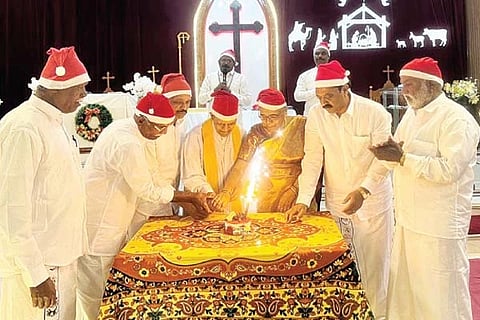 ಗಂಗಾವತಿ ವಿಜಯನಗರ ಕಾಲನಿಯ ಇಸಿಐ ಕಲ್ವರಿ ಚರ್ಚ್ ನಲ್ಲಿ ಕ್ರಿಸ್‌ಮಸ್ ಹಬ್ಬದ ನಿಮಿತ್ತ ಪುರುಷರ ಕ್ರಿಸ್‌ಮಸ್ (ಮೆನ್ಸ್ ಕ್ರಿಸ್‌ಮಸ್) ಹಬ್ಬ ಆಚರಿಸಲಾಯಿತು. ಚರ್ಚ್ ಮುಖ್ಯಸ್ಥರಾದ ರೆ.ಬಿಷಪ್ ರವಿ ಅಂದ್ಲಿ, ಯೋಹಾನ್‌ಬಾಬು, ಸೇಂಟ್‌ಪಾಲ್ಸ್ ಸಂಸ್ಥೆ ಕಾರ್ಯದರ್ಶಿ ಸರ್ವೇಶ ವಸದ್, ಕ್ರೈಸ್ತ್ ಸಮುದಾಯದ ಮುಖಂಡರಾದ ನವೀನ್ ಮಿರಜ್ಕರ್, ಶಾಮಣ್ಣ ಹೋನಕಪ್ಪ ಇತರರಿದ್ದರು.