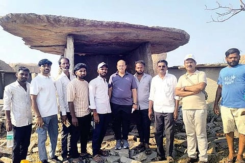 ಗಂಗಾವತಿ ತಾಲೂಕಿನ ಹಿರೇಬೆಣಕಲ್‌ನ ಪ್ರಾಗೈತಿಹಾಸಿಕ ತಾಣ ಮೋರೆರ್ ಬೆಟ್ಟಕ್ಕೆ ಡಿಸಿ ಡಾ.ಸುರೇಶ ಬಿ.ಇಟ್ನಾಳ್ ನೇತೃತ್ವದ ತಂಡ ಭೇಟಿ ನೀಡಿ ಮಾಹಿತಿ ಪಡೆಯಿತು. ಚಾರಣ ಬಳಗದ ಸಂಚಾಲಕ ಡಾ.ಶಿವಕುಮಾರ ಮಾ.ಪಾಟೀಲ್, ಪ್ರಮುಖರಾದ ವೀರೇಶ ಅಂಗಡಿ, ಮಂಜುನಾಥ ದೊಡ್ಮನಿ, ಚಂದ್ರು ಕುಂಬಾರ್  ಇತರರಿದ್ದರು.