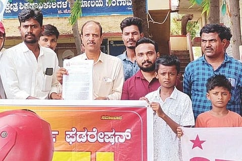 ಗಂಗಾವತಿ ತಾಲೂಕಿನಲ್ಲಿ ಹೆಚ್ಚುತ್ತಿರುವ ಖಾಸಗಿ ಶಾಲೆಗಳ ಡೊನೇಶನ್ ಹಾವಳಿ ನಿಯಂತ್ರಿಸುವಂತೆ ಒತ್ತಾಯಿಸಿ SFI ತಾಲೂಕು ಸಮಿತಿ ಸದಸ್ಯರು ಗಂಗಾವತಿ ಬಿಇಒ ಎಚ್.ಬಿ. ನಟೇಶ್‌ಗೆ ಮನವಿ ಸಲ್ಲಿಸಿದರು. ಜಿಲ್ಲಾ ಕಾರ್ಯದರ್ಶಿ ಬಾಲಾಜಿ ಚಳ್ಳಾರಿ, ತಾಲೂಕಾಧ್ಯಕ್ಷ ಯು.ನಾಗರಾಜ್ ಇತರರಿದ್ದರು.