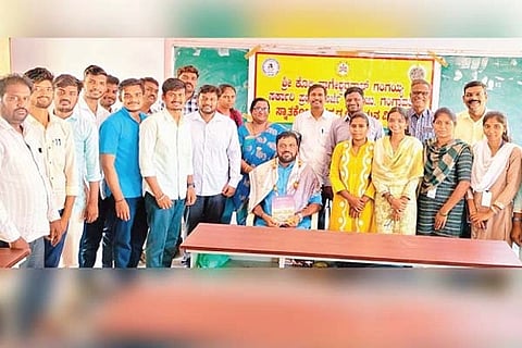 ಗಂಗಾವತಿ ಎಸ್‌ಕೆಎನ್‌ಜಿ ಸರ್ಕಾರಿ ಪದವಿ ಕಾಲೇಜಿನಲ್ಲಿ ಹಮ್ಮಿಕೊಂಡಿದ್ದ ಮಲೆ ಮಹದೇಶ್ವರ ಕಾವ್ಯ ಕುರಿತು ವಿಶೇಷ ಉಪನ್ಯಾಸ ಕಾರ್ಯಕ್ರಮದಲ್ಲಿ ಅಧ್ಯಾಪಕ ಡಾ.ಮಣಿಕಂಠ ಹಂಗಳ ಅವರನ್ನು ಗೌರವಿಸಲಾಯಿತು. ಕನ್ನಡ ಅಧ್ಯಯನ ವಿಭಾಗದ ಸಂಯೋಜಕಿ ಡಾ.ಮುಮ್ತಾಜ್ ಬೇಗಂ, ಪ್ರಾಧ್ಯಾಪಕರಾದ ಡಾ.ಬಸವರಾಜ ಗೌಡನಬಾವಿ, ಗುಂಡೂರು ಪವನ್‌ಕುಮಾರ್ ಇತರರಿದ್ದರು.