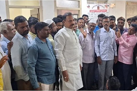 ವಾರದ ಮಾರುಕಟ್ಟೆಯಲ್ಲಿ ವ್ಯಾಪಾರಕ್ಕೆ ಅವಕಾಶ ನೀಡುವಂತೆ ಬೀದಿ ಬದಿಯ ತಳ್ಳುಬಂಡಿ ವ್ಯಾಪಾರಿಗಳು ಗಂಗಾವತಿ ನಗರಸಭೆ ಕಚೇರಿಗೆ ಶುಕ್ರವಾರ ಮುತ್ತಿಗೆ ಹಾಕಿ ಒತ್ತಾಯಿಸಿದರು. ನಗರಸಭೆ ಮಾಜಿ ಸದಸ್ಯರಾದ ಕಮ್ಲಿಬಾಬಾ, ಜವಳಗೇರಾ ಹುಸೇನ್ ಪೀರಾ, ವ್ಯಾಪಾರಿಗಳ ಪ್ರತಿನಿಧಿಗಳಾದ ಕಾಸಿಂಸಾಬ್, ಮಹೆಬೂಬ್, ಯಲ್ಲಪ್ಪ, ಜೀಲಾನಿ ಇತರರಿದ್ದರು.