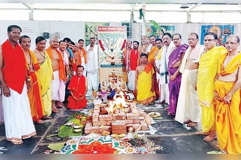 ಗಂಗಾವತಿ ಜವಾಹರ ನಗರದ ಶ್ರೀ ಹನುಮಂತ ದೇವರ ದೇವಾಲಯದಲ್ಲಿ ಹಮ್ಮಿಕೊಂಡ ಶ್ರೀ ಮದ್ ಯೋಗೀಶ್ವರ ಯಾಜ್ಞವಲ್ಕೃ ಜಯಂತ್ಯುತ್ಸವ ನಿಮಿತ್ತ  ಬುಧವಾರ ಹಮ್ಮಿಕೊಂಡ ಧನ್ವಂತರಿ ಹೋಮದಲ್ಲಿ  ಸಮಿತಿ ಅಧ್ಯಕ್ಷ ಮುರಳೀಧರ ಕುಲ್ಕರ್ಣಿ ಗಂಗನಾಳ್, ಪ್ರಮುಖರಾದ ತಿರುಮಲರಾವ್ ಆಲ್ಲಂಪಲ್ಲಿ,  ಗುರುರಾಜ ಚಿರ್ಚನಗುಡ್ಡ, ಶೇಷಗಿರಿ ಕುಲಕರ್ಣಿ, ದೇವಾಲಯ ಅರ್ಚಕ ಶ್ರೀನಿವಾಸ್ ಆಚಾರ್ ಇದ್ದರು.