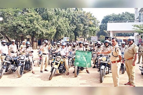 ಗಂಗಾವತಿ ನಗರ ಠಾಣೆ ಆವರಣದಲ್ಲಿ ಪೊಲೀಸ್ ಇಲಾಖೆಯಿಂದ ಅಪರಾಧ ತಡೆ ಮಾಸಾಚರಣೆ ಸಮಾರೋಪದ ನಿಮಿತ್ತ  ಹಮ್ಮಿಕೊಂಡಿದ್ದ ಬೈಕ್ ರ‌್ಯಾಲಿಗೆ ಹೆಚ್ಚುವರಿ ಎಸ್ಪಿ ಆರ್.ಹೇಮಂತಕುಮಾರ ಬುಧವಾರ ಚಾಲನೆ ನೀಡಿದರು. ಡಿವೈಎಸ್ಪಿ ಜೆ.ಎಸ್.ನ್ಯಾಮಗೌಡರ್, ಪಿಐಗಳಾದ ಪ್ರಕಾಶ ಮಾಳೆ, ರಂಗಪ್ಪ ಎಚ್.ದೊಡ್ಮನಿ ಇತರರಿದ್ದರು.