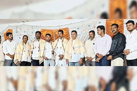 ಗಂಗಾವತಿ ನೀಲಕಂಠೇಶ್ವರ ವೃತ್ತದ ಬಳಿಯ ಶ್ರೀ ಕೃಷ್ಣ ಸಭಾಂಗಣದಲ್ಲಿ ಆಲ್ ಇಂಡಿಯಾ ಬಂಜಾರ ಸೇವಾ ಸಂಘದಿಂದ ಹಮ್ಮಿಕೊಂಡ ತಾಲೂಕು ಘಟಕದ ಪದಾಧಿಕಾರಿಗಳ ಆಯ್ಕೆ ಸಭೆಯಲ್ಲಿ ಪದಾಧಿಕಾರಿಗಳನ್ನು ಸನ್ಮಾನಿಸಿ, ನೇಮಕ ಪತ್ರ ವಿತರಿಸಲಾಯಿತು. ರಾಜ್ಯಾಧ್ಯಕ್ಷ ವಿಜಯಜಾಧವ್, ಜಿಲ್ಲಾಧ್ಯಕ್ಷ ಪಿ.ಲಕ್ಷ್ಮಣ ನಾಯ್ಕ, ಶ್ರೀಸೇವಾಲಾಲ್ ಮಹಾರಾಜ ಕಟ್ಟಡ ಕಾರ್ಮಿಕ ಸಂಘದ ಅಧ್ಯಕ್ಷ  ಪಾಂಡು ನಾಯ್ಕ, ಪ್ರಮುಖರಾದ ವೆಂಕಟೇಶ ಚವ್ಹಾಣ, ಹನುಮಂತ ಜಾಧವ ಇತರರಿದ್ದರು.