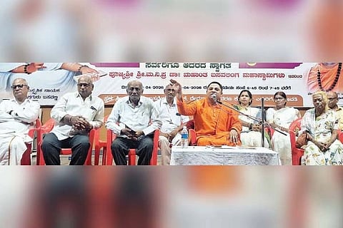 ಗಂಗಾವತಿಯಲ್ಲಿ ಬಸವ ಜಯಂತಿ ಆಚರಣೆ ಸಮಿತಿ ಹಮ್ಮಿಕೊಂಡಿದ್ದ ಶರಣರ ಜೀವನ ದರ್ಶನ ಪ್ರವಚನ ಸಮಾರೋಪದಲ್ಲಿ ಡಾ. ಮಹಾಂತ ಬಸವಲಿಂಗ ಸ್ವಾಮೀಜಿ ಮಾತನಾಡಿದರು. ದೇವಾಲಯ ಸಮಿತಿ ಸದಸ್ಯ ಹೊಸಳ್ಳಿ ಶಂಕರಗೌಡ, ಬಸವ ಜಯಂತಿ ಆಚರಣೆ ಸಮಿತಿ ಗೌರವಾಧ್ಯಕ್ಷ ಎ್.ಷಣ್ಮುಖಪ್ಪ, ಕಾರ್ಯಾಧ್ಯಕ್ಷ ಅರಳಿ ಶೇಖರಪ್ಪ, ಮಹಿಳಾ ವಿಭಾಗದ ಅಧ್ಯಕ್ಷೆ ಡಿ.ಜಿ.ಮಠದ್ ಇತರರಿದ್ದರು.