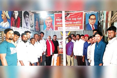 ಗಂಗಾವತಿ ಆಟೋನಗರದ ಕ್ರಾಂತಿ ಚಕ್ರ ಬಳದ ಕಚೇರಿಯಲ್ಲಿ ವಿವಿಧ ಸಂಘಟನೆಗಳ ಸಹಯೋಗದಲ್ಲಿ ಭೀಮಾ ಕೋರೆಗಾಂವ್ ವಿಜಯೋತ್ಸವ ಶುಕ್ರವಾರ ಆಚರಿಸಲಾಯಿತು. ಬಳಗದ ಅಧ್ಯಕ್ಷ ಜೆ.ಭಾರದ್ವಾಜ್, ವಿವಿಧ ಸಂಘಟನೆ ಪದಾಧಿಕಾರಿಗಳಾದ ಪರಶುರಾಮ್, ಕೇಶವನಾಯ್ಕ, ಚಾಂದ್‌ಪಾಷಾ ಇತರರಿದ್ದರು.
