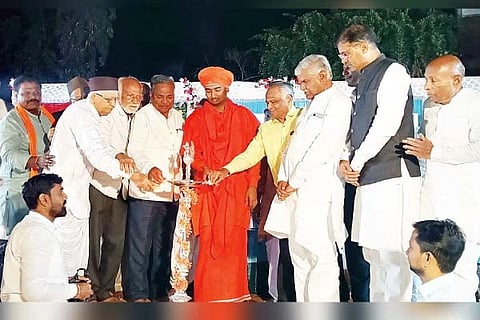 ಗಂಗಾವತಿ  ಸಿಬಿಎಸ್ ಕಲ್ಯಾಣ ಮಂಟಪದಲ್ಲಿ ಆವರಣದಲ್ಲಿ ಶ್ರೀಗುರು ಚನ್ನಬಸವ ಶಿವಯೋಗಿಗಳ ಜಾತ್ರಾ ಮಹೋತ್ಸವ ನಿಮಿತ್ತ ಹಮ್ಮಿಕೊಂಡಿದ್ದ ಸಾಂಸ್ಕೃತಿಕ ಕಾರ್ಯಕ್ರಮವನ್ನು ಮಾಜಿ ಶಾಸಕ ಪರಣ್ಣಮುನವಳ್ಳಿ ಉದ್ಘಾಟಿಸಿದರು. ಮಾಜಿ ಸಂಸದ ಎಸ್.ಶಿವರಾಮನಗೌಡ, ಮಾಜಿ ಸಚಿವ ಎಂ.ಮಲ್ಲಿಕಾರ್ಜುನ ನಾಗಪ್ಪ ಇತರರಿದ್ದರು.