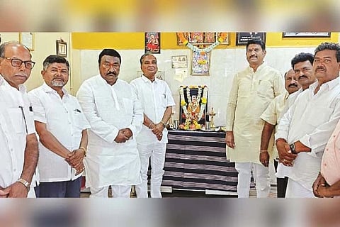 ಗಂಗಾವತಿ ಆರ್ಯ ಈಡಿಗ ಸಮಾಜದ ಕಚೇರಿಯಲ್ಲಿ ಬ್ರಹ್ಮಶ್ರೀ ನಾರಾಯಣ ಗುರು ಜಯಂತಿಯನ್ನು ಆಚರಿಸಲಾಯಿತು. ಮಾಜಿ ಎಂಎಲ್ಸಿ ಎಚ್.ಆರ್.ಶ್ರೀನಾಥ, ಮಾಜಿ ಶಾಸಕ ಪರಣ್ಣ ಮುನವಳ್ಳಿ, ತಾಲೂಕಾಧ್ಯಕ್ಷ ಈ.ನಾಗರಾಜ್ ಇತರರಿದ್ದರು.