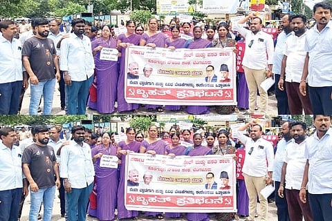 ರಾಜ್ಯ ಹಾಸ್ಟೆಲ್ ಮತ್ತು ವಸತಿ ಶಾಲಾ ಹೊರಗುತ್ತಿಗೆ ನೌಕರರ ಸಂಘದ ಜಿಲ್ಲಾ ಸಮಿತಿಯಿಂದ ಗಂಗಾವತಿಯಲ್ಲಿ ಪ್ರತಿಭಟನೆ ನಡೆಯಿತು. ಜಿಲ್ಲಾಧ್ಯಕ್ಷ ಗ್ಯಾನೇಶ ಕಡಗದ್, ಪದಾಧಿಕಾರಿಗಳಾದ ಫಕೀರಪ್ಪ, ದಾವಲಸಾಬ್, ನೂರಪಾಷಾ, ಪಾರ್ವತಿ, ಶೇಖರ, ಶಾಂತಮ್ಮ, ಹನುಮಂತ ಇತರರಿದ್ದರು.