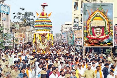 ಗಂಗಾವತಿ ಗ್ರಾಮದೇವತೆ ಶ್ರೀ ದುರ್ಗಾದೇವಿ ಜಾತ್ರೆ ನಿಮಿತ್ತ ಮಹಾರಥೋತ್ಸವ ಶನಿವಾರ ಅದ್ದೂರಿಯಾಗಿ ನೆರವೇರಿತು. ಶ್ರೀದುರ್ಗಾದೇವಿ ಮೂರ್ತಿಯನ್ನು ವಿಶೇಷವಾಗಿ ಅಲಂಕರಿಸಿರುವುದು.